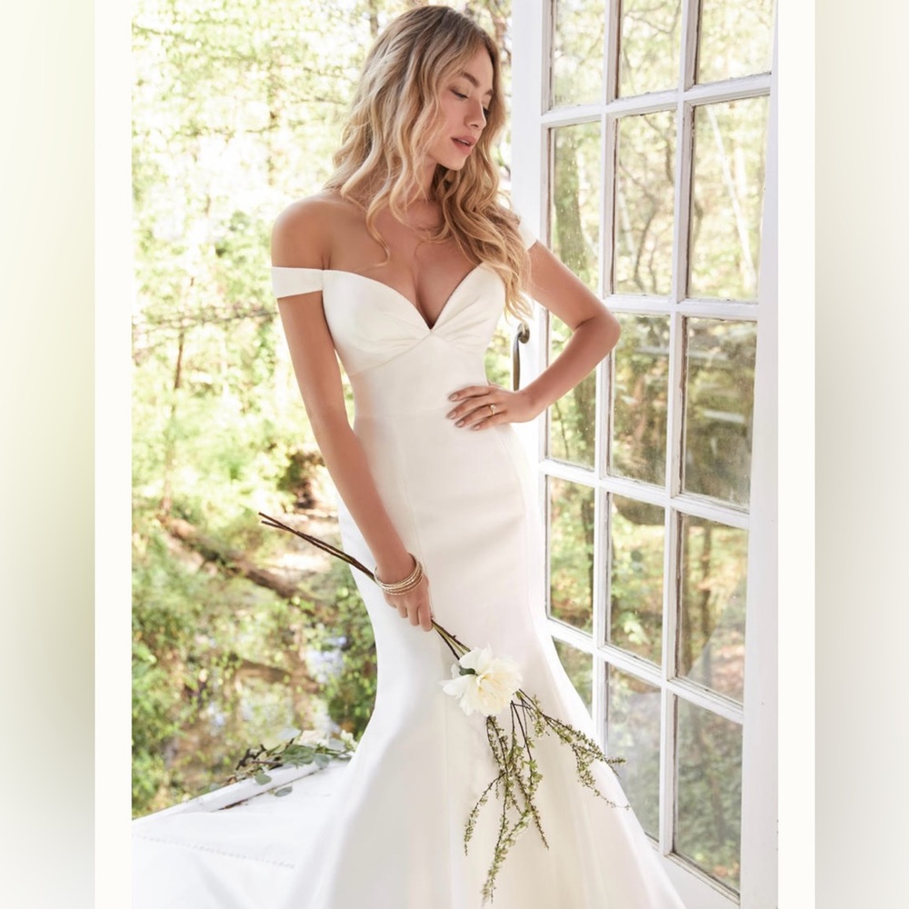 Wedding dress. Bridal size 8. Needs to be dry cleaned.
